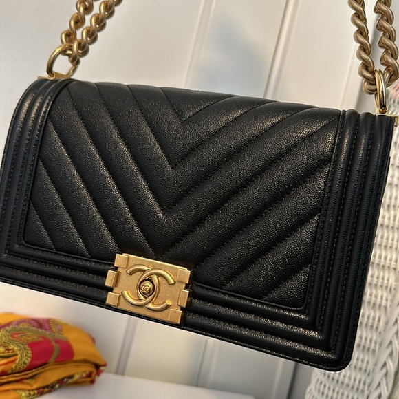 Chanel Flap V bag Chev/black - Picture 3 of 12